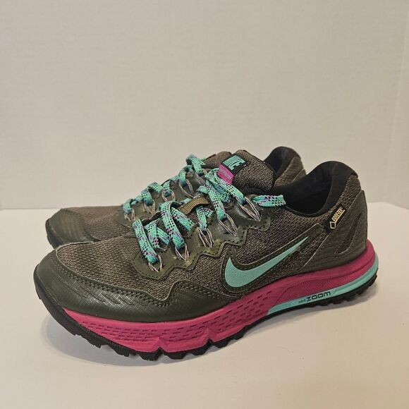 Nike Shoes - Womens nike goretex size 6 sneaker